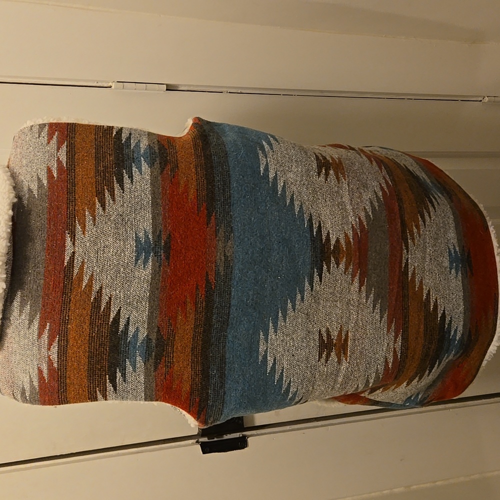 Veveret Southwestern Patterned Vest with Sherpa Lining - Picture 4 of 8